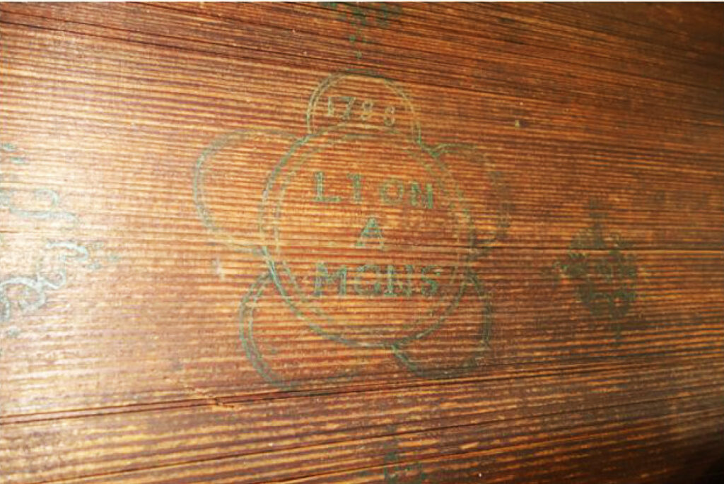 Épinette en aile d’oiseau d'Armand-Joseph LION, 1786 Instrument mis en vente par Vichy Enchères le 2 mai 2026 © Vichy Enchères/ Photo C. Darbelet