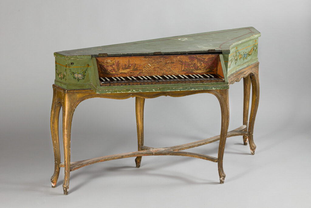 Épinette en aile d’oiseau d'Armand-Joseph LION, 1786 Instrument mis en vente par Vichy Enchères le 2 mai 2026 © Vichy Enchères/ Photo C. Darbelet