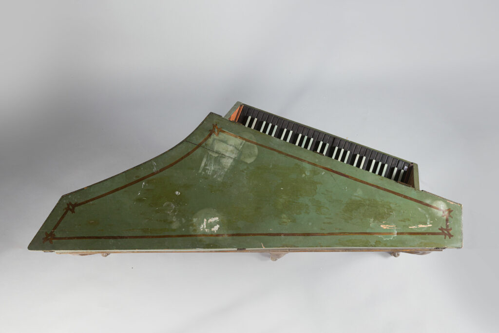 Épinette en aile d’oiseau d'Armand-Joseph LION, 1786 Instrument mis en vente par Vichy Enchères le 2 mai 2026 © Vichy Enchères/ Photo C. Darbelet