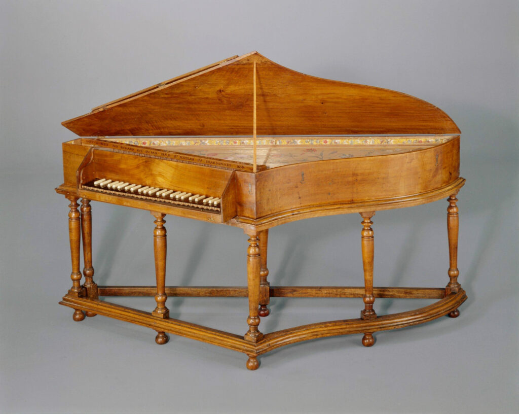 Richard Michel II, Epinette en aile d'oiseau, 1690, Paris, Musée de la Musique, Paris, crédits photos Jean-Marc Anglès