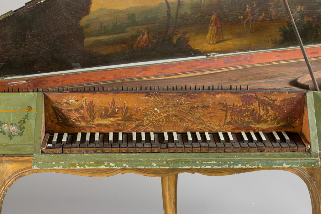 Épinette en aile d’oiseau d'Armand-Joseph LION, 1786 Instrument mis en vente par Vichy Enchères le 2 mai 2026 © Vichy Enchères/ Photo C. Darbelet