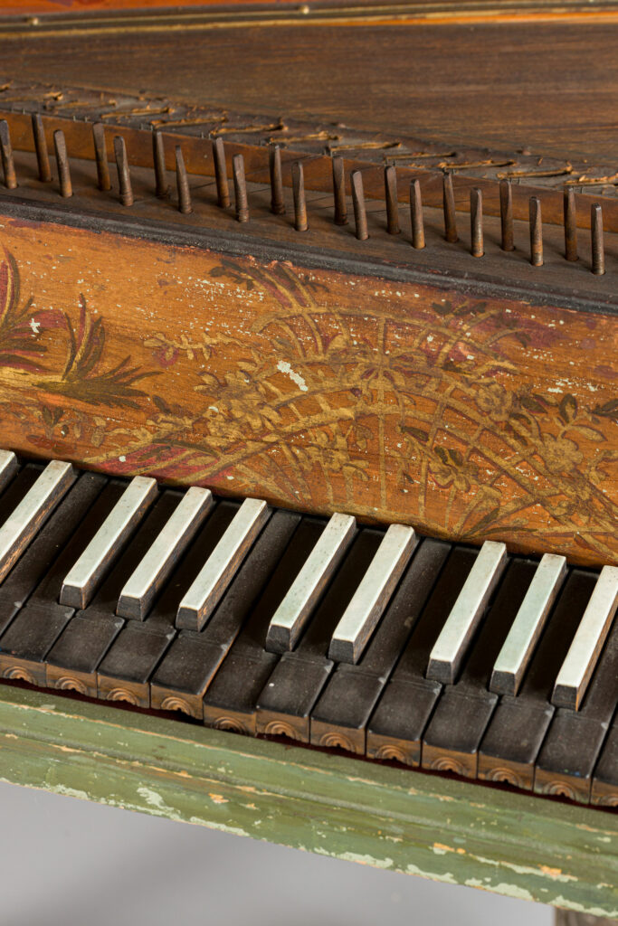 Épinette en aile d’oiseau d'Armand-Joseph LION, 1786 Instrument mis en vente par Vichy Enchères le 2 mai 2026 © Vichy Enchères/ Photo C. Darbelet