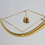 Cor de chasse en laiton de forme demi-lune dit « grand cor » réalisé par un des membres de la famille CRETIEN Instrument mis en vente par Vichy Enchères le 2 mai 2026 © Vichy Enchères/ Photo C. Darbelet