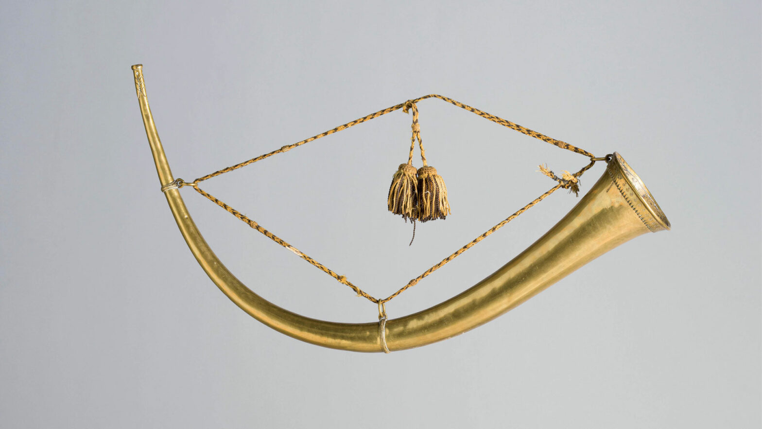 Cor de chasse en laiton de forme demi-lune dit « grand cor » réalisé par un des membres de la famille CRETIEN Instrument mis en vente par Vichy Enchères le 2 mai 2026 © Vichy Enchères/ Photo C. Darbelet