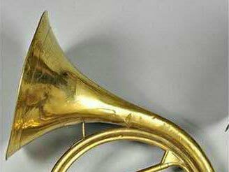 Raoux, Cor naturel en laiton, gravé “fait à Paris par RAOUX seul ordinaire du Roy Place du Louvre”, Vichy Enchères, 13 juin 2009