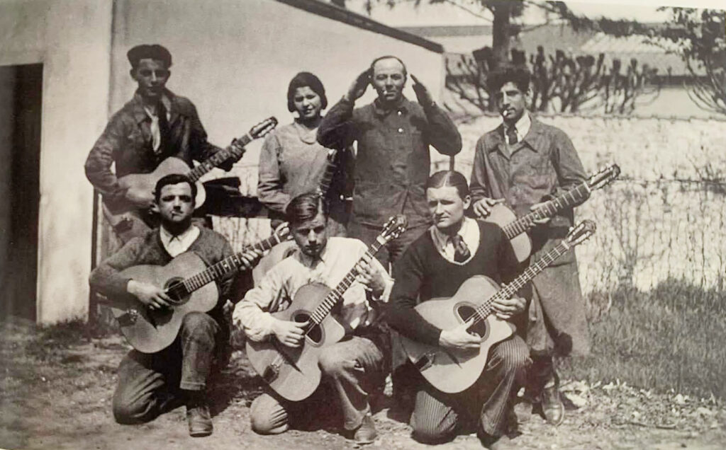 Les ouvriers Selmer en 1933, au centre, Lucien Guérinet, Photo tirée de François Charle, L’histoire des guitares Selmer Maccaferri, 2008