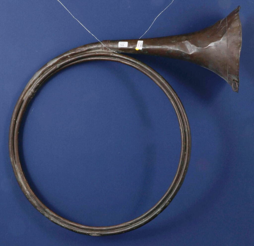 Trompe de chasse deux trous 1/2 de JEHAN CHRESTIEN, prob. déb. XVIIIème Collection Samoyault Instrument mis en vente par Vichy Enchères le 7 avril 2018 © Vichy Enchères/ Photo C. Darbelet
