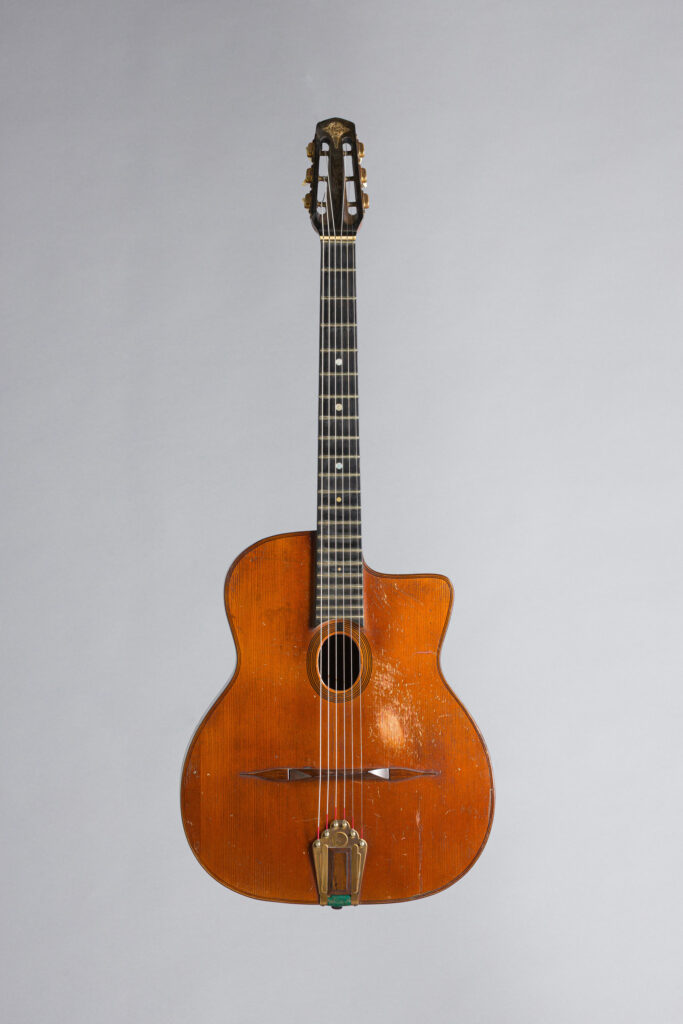 Guitare jazz SELMER, Paris, 1946 Instrument mis en vente par Vichy Enchères le 2 mai 2026 © Vichy Enchères/ Photo C. Darbelet