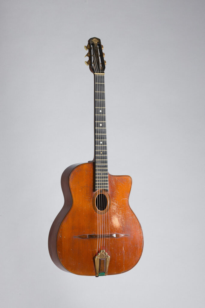 Guitare jazz SELMER, Paris, 1946 Instrument mis en vente par Vichy Enchères le 2 mai 2026 © Vichy Enchères/ Photo C. Darbelet