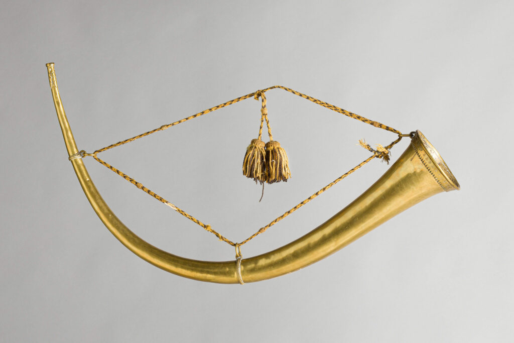 Cor de chasse demi-lune dit « grand cor », la famille CRETIEN, Vernon, 1ère partie du XVIIème Instrument mis en vente par Vichy Enchères le 2 mai 2026 © Vichy Enchères/ Photo C. Darbelet