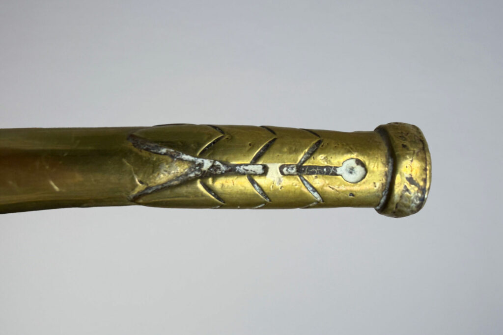 Cor de chasse demi-lune dit « grand cor », la famille CRETIEN, Vernon, 1ère partie du XVIIème Instrument mis en vente par Vichy Enchères le 2 mai 2026 © Vichy Enchères/ Photo C. Darbelet