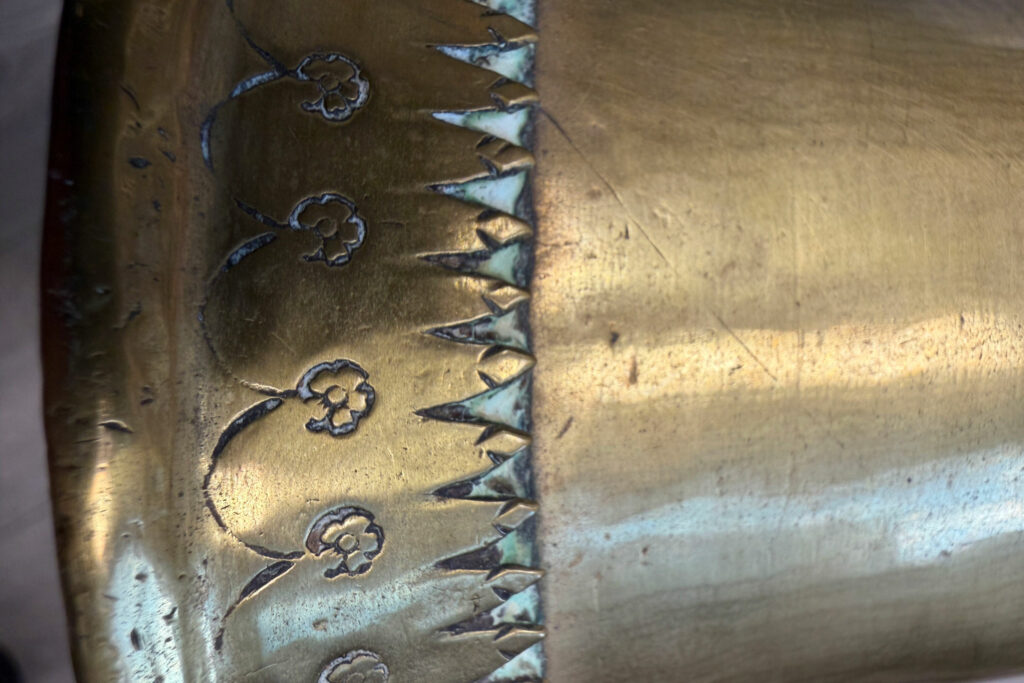 Cor de chasse demi-lune dit « grand cor », la famille CRETIEN, Vernon, 1ère partie du XVIIème Instrument mis en vente par Vichy Enchères le 2 mai 2026 © Vichy Enchères/ Photo C. Darbelet