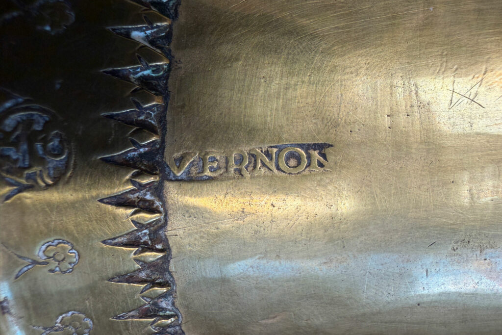 Cor de chasse demi-lune dit « grand cor », la famille CRETIEN, Vernon, 1ère partie du XVIIème Instrument mis en vente par Vichy Enchères le 2 mai 2026 © Vichy Enchères/ Photo C. Darbelet