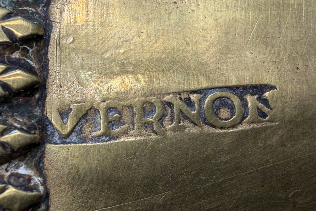 Cor de chasse demi-lune dit « grand cor », la famille CRETIEN, Vernon, 1ère partie du XVIIème Instrument mis en vente par Vichy Enchères le 2 mai 2026 © Vichy Enchères/ Photo C. Darbelet