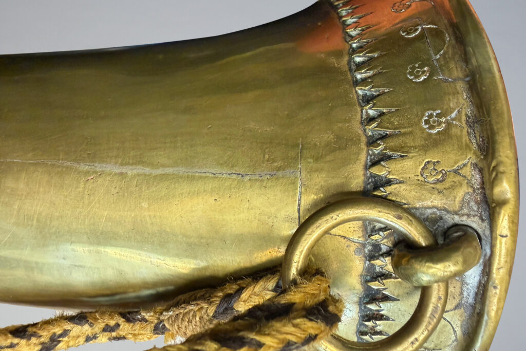 Cor de chasse demi-lune dit « grand cor », la famille CRETIEN, Vernon, 1ère partie du XVIIème Instrument mis en vente par Vichy Enchères le 2 mai 2026 © Vichy Enchères/ Photo C. Darbelet