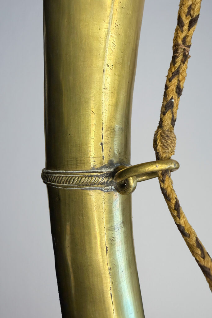 Cor de chasse demi-lune dit « grand cor », la famille CRETIEN, Vernon, 1ère partie du XVIIème Instrument mis en vente par Vichy Enchères le 2 mai 2026 © Vichy Enchères/ Photo C. Darbelet