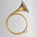 Trompe de chasse en Ré de RAOUX, début XIXème Instrument mis en vente par Vichy Enchères le 2 mai 2026 © Vichy Enchères/ Photo C. Darbelet