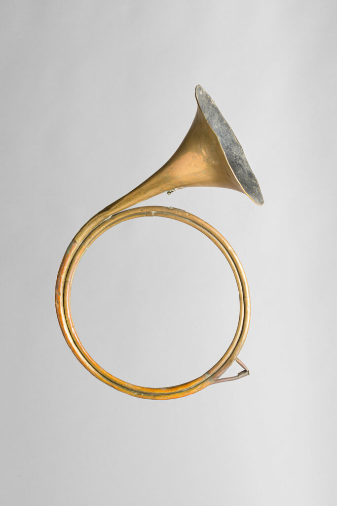 Trompe de chasse en Ré de RAOUX, début XIXème Instrument mis en vente par Vichy Enchères le 2 mai 2026 © Vichy Enchères/ Photo C. Darbelet