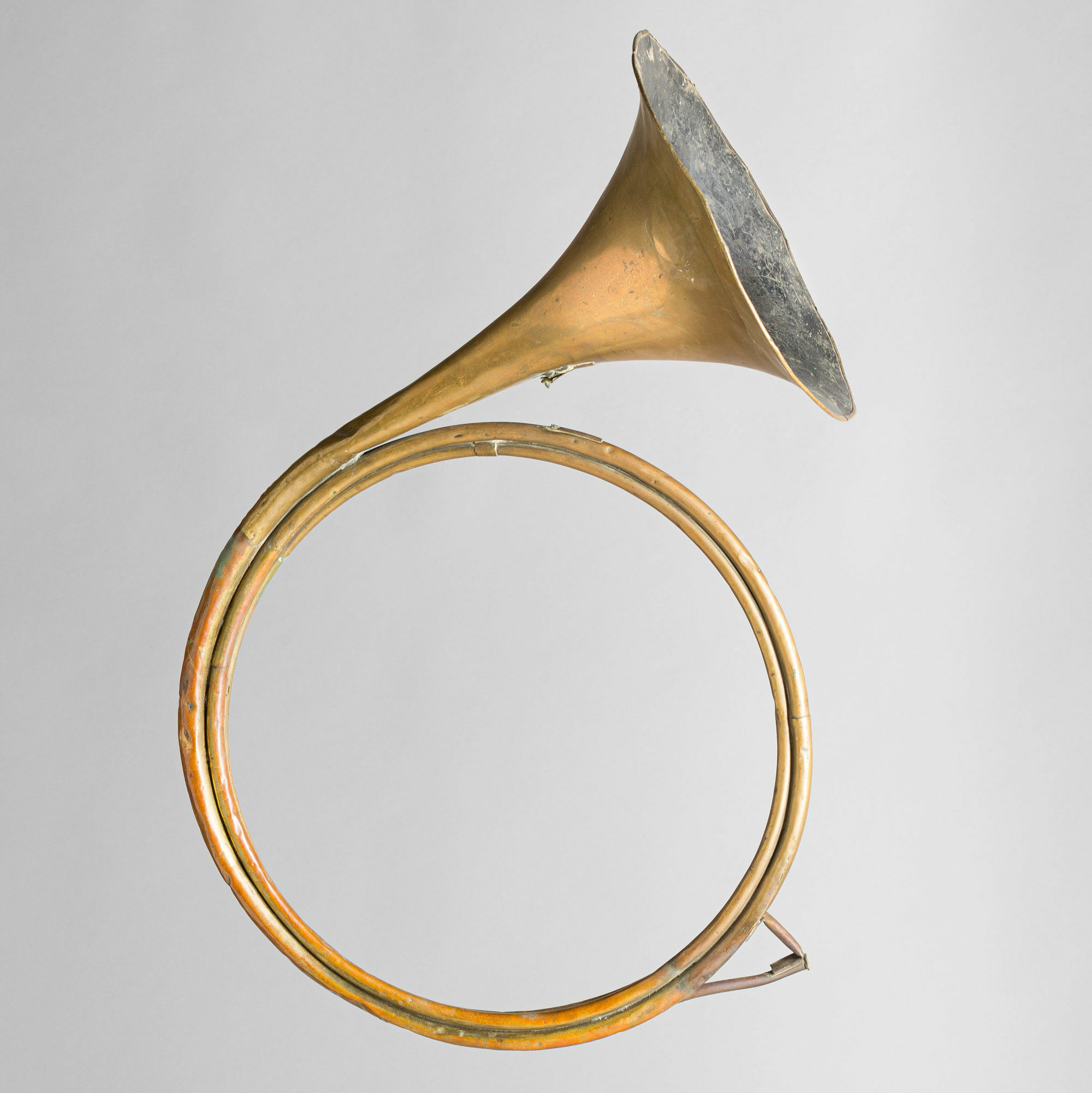 Trompe de chasse en Ré de RAOUX, début XIXème Instrument mis en vente par Vichy Enchères le 2 mai 2026 © Vichy Enchères/ Photo C. Darbelet