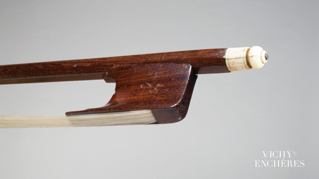 Archet de violon de Nicolas Pierre TOURTE Collection Jean-François RAFFIN Archet mis en vente par Vichy Enchères le 4 juin 2026 © Vichy Enchères/ Photo C. Darbelet