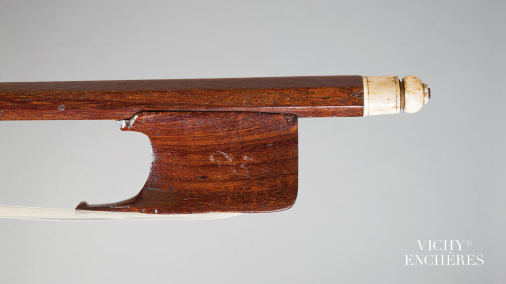 Archet de violon de Nicolas Pierre TOURTE Collection Jean-François RAFFIN Archet mis en vente par Vichy Enchères le 4 juin 2026 © Vichy Enchères/ Photo C. Darbelet