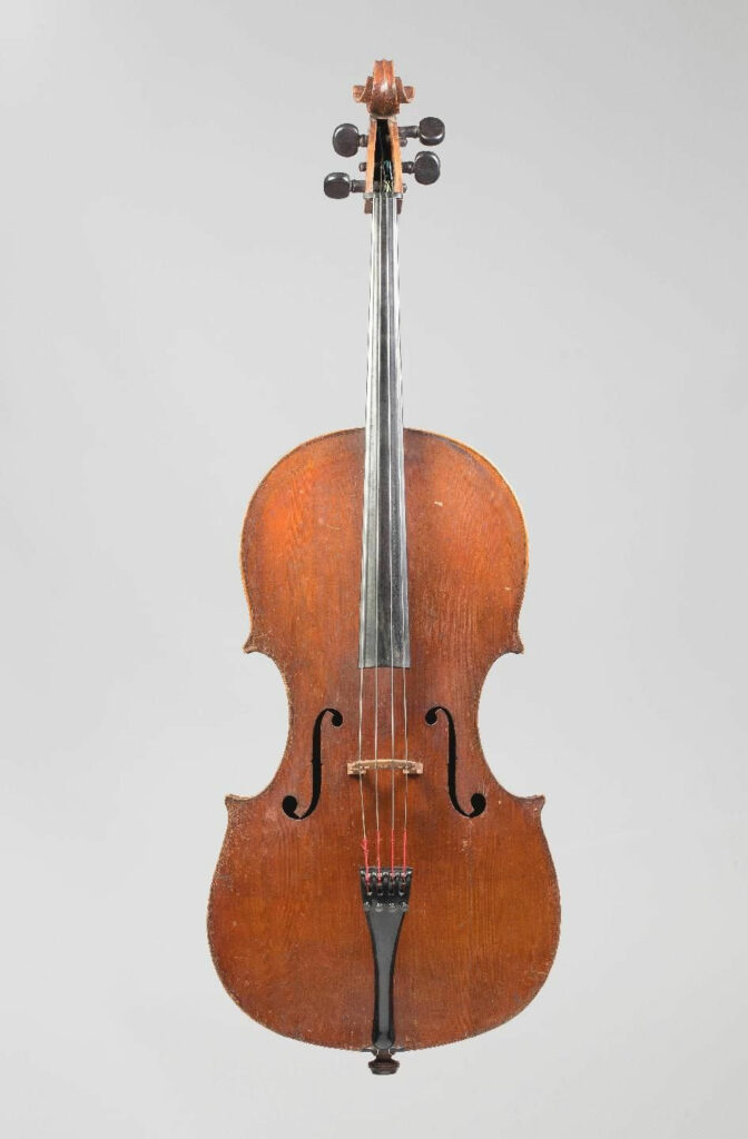 Intéressant et rare violoncelle de Jean-Baptiste GUADAGNINI Fait à Milan en 1752 Instrument mis en vente par Vichy Enchères le 7 juin 2018 © Vichy Enchères/ Photo C. Darbelet