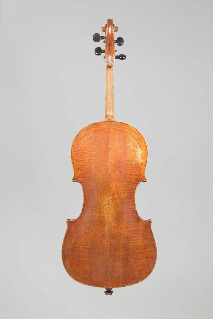 Intéressant et rare violoncelle de Jean-Baptiste GUADAGNINI Fait à Milan en 1752 Instrument mis en vente par Vichy Enchères le 7 juin 2018 © Vichy Enchères/ Photo C. Darbelet
