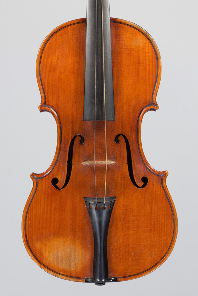 Joli violon d'Enrico MARCHETTI Fait à Turin en 1917 Instrument mis en vente par Vichy Enchères le 2 juin 2022 © Vichy Enchères/ Photo C. Darbelet