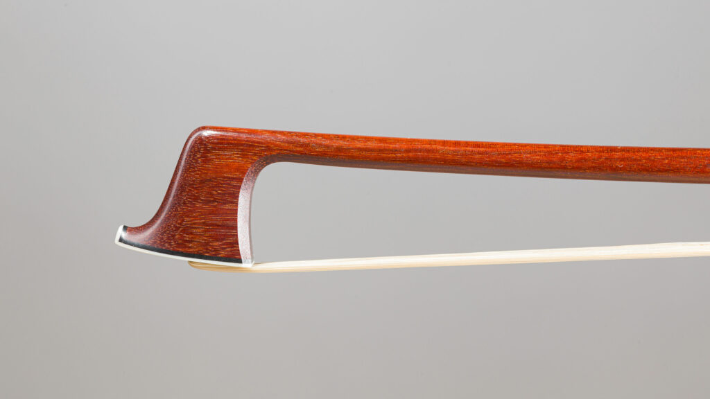 Archet de Sylvain BIGOT, en modèle « Peccatte », fait vers 2002 Quatuor provenant de la collection Hiroaki Okitsu Archet mis en vente par Vichy Enchères le 4 juin 2026 © Vichy Enchères/ Photo C. Darbelet