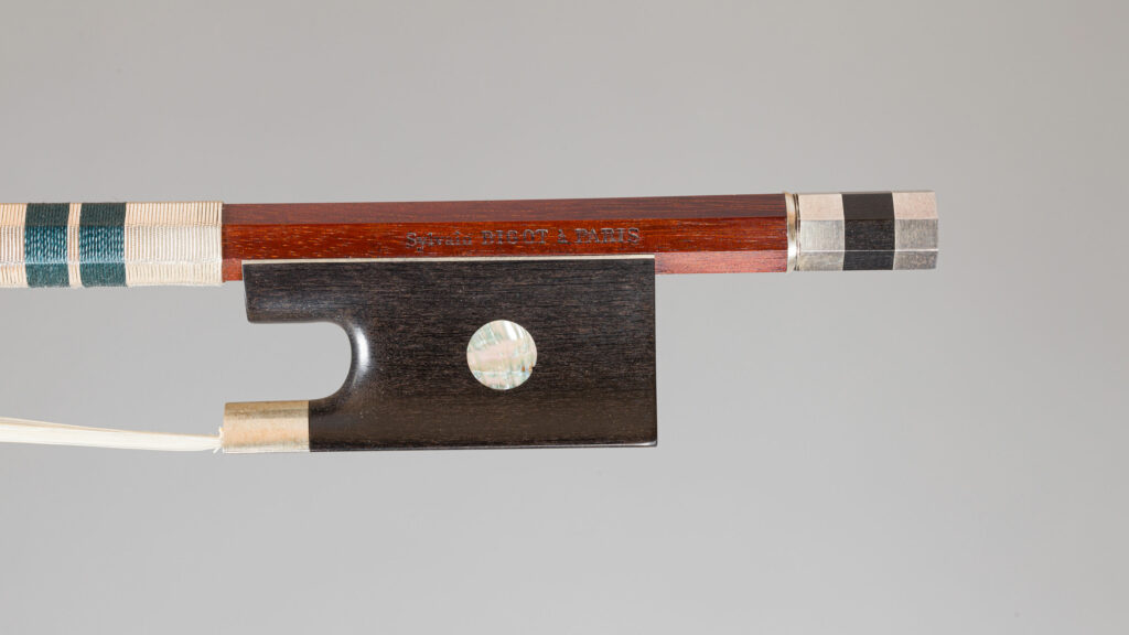 Archet de Sylvain BIGOT, en modèle « Peccatte », fait vers 2002 Quatuor provenant de la collection Hiroaki Okitsu Archet mis en vente par Vichy Enchères le 4 juin 2026 © Vichy Enchères/ Photo C. Darbelet