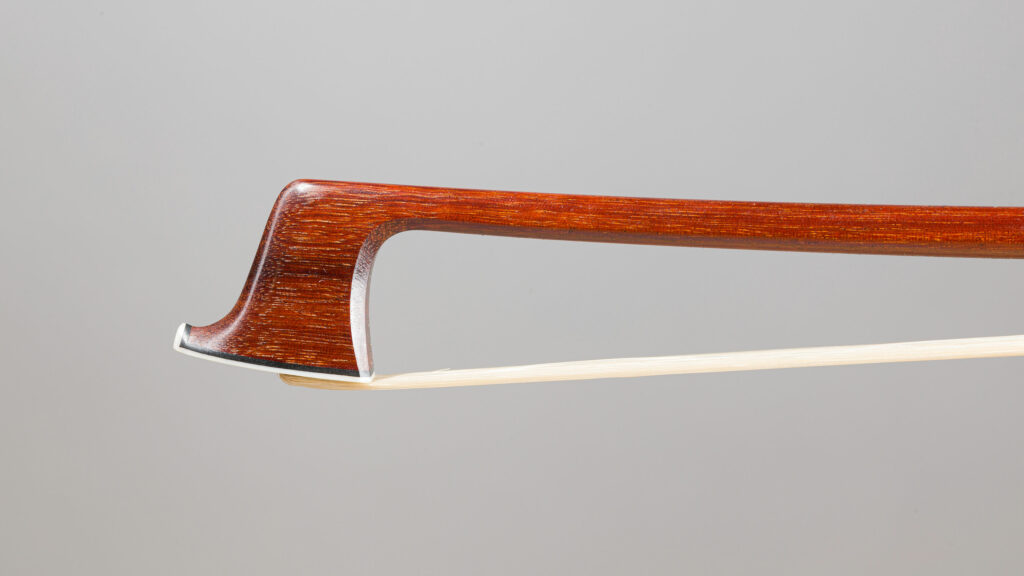 Archet de Sylvain BIGOT, en modèle « Peccatte », fait vers 2002 Quatuor provenant de la collection Hiroaki Okitsu Archet mis en vente par Vichy Enchères le 4 juin 2026 © Vichy Enchères/ Photo C. Darbelet