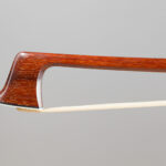 Archet de Sylvain BIGOT, en modèle « Peccatte », fait vers 2002 Quatuor provenant de la collection Hiroaki Okitsu Archet mis en vente par Vichy Enchères le 4 juin 2026 © Vichy Enchères/ Photo C. Darbelet