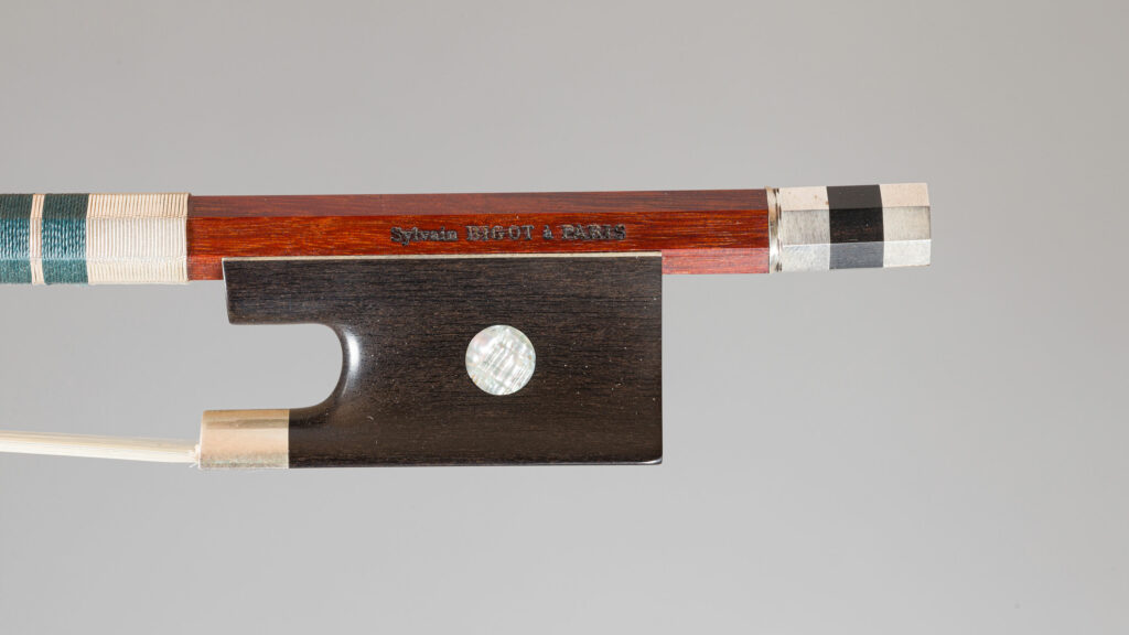 Archet de Sylvain BIGOT, en modèle « Peccatte », fait vers 2002 Quatuor provenant de la collection Hiroaki Okitsu Archet mis en vente par Vichy Enchères le 4 juin 2026 © Vichy Enchères/ Photo C. Darbelet