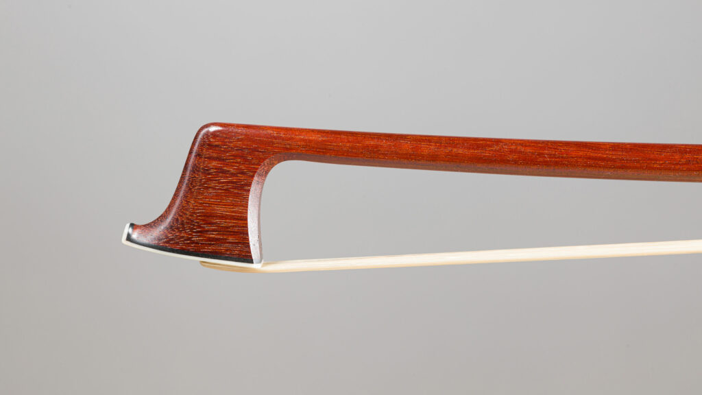 Archet de Sylvain BIGOT, en modèle « Peccatte », fait vers 2002 Quatuor provenant de la collection Hiroaki Okitsu Archet mis en vente par Vichy Enchères le 4 juin 2026 © Vichy Enchères/ Photo C. Darbelet