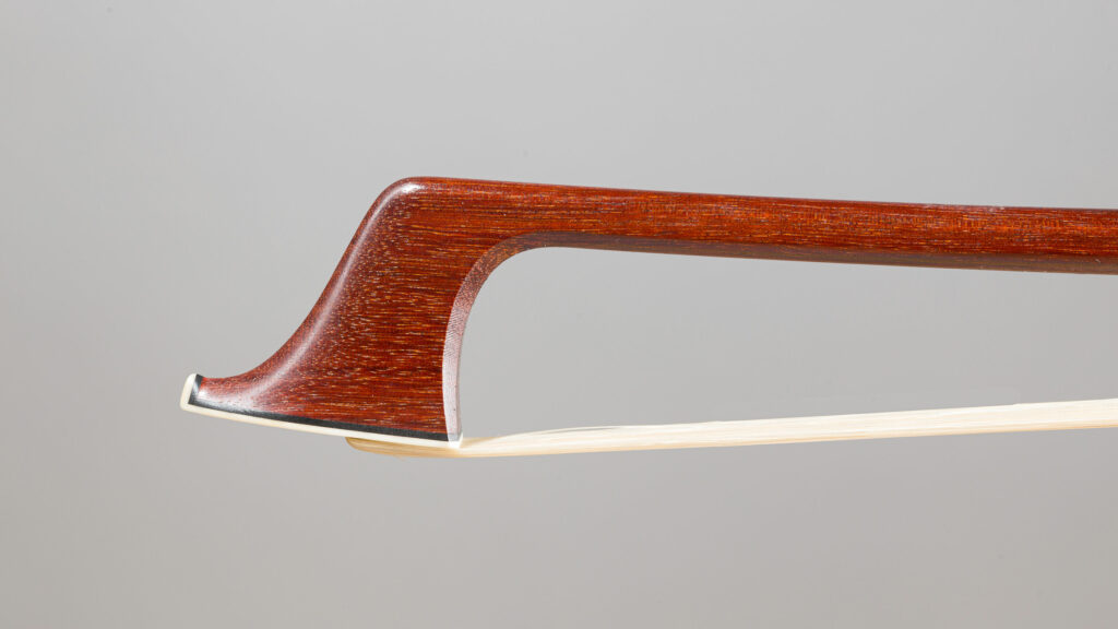 Archet de Sylvain BIGOT, en modèle « Peccatte », fait vers 2002 Quatuor provenant de la collection Hiroaki Okitsu Archet mis en vente par Vichy Enchères le 4 juin 2026 © Vichy Enchères/ Photo C. Darbelet