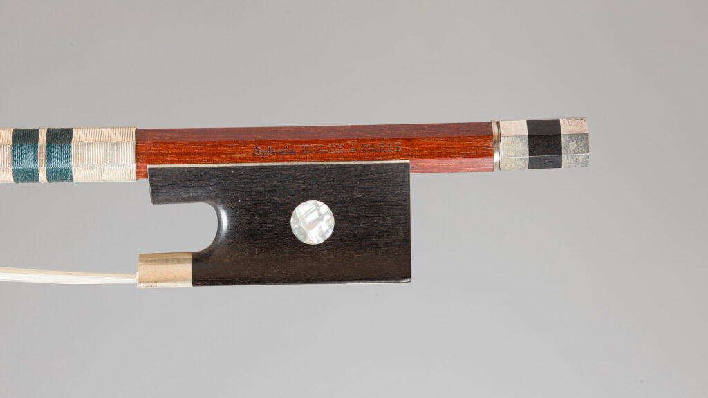 Archet de Sylvain BIGOT, en modèle « Peccatte », fait vers 2002 Quatuor provenant de la collection Hiroaki Okitsu Archet mis en vente par Vichy Enchères le 4 juin 2026 © Vichy Enchères/ Photo C. Darbelet