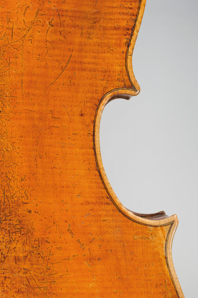 Rare et exceptionnel violoncelle de Lorenzo STORIONI Fait à Crémone en 1792 Instrument mis en vente par Vichy Enchères le 4 juin 2026 © Vichy Enchères/ Photo C. Darbelet