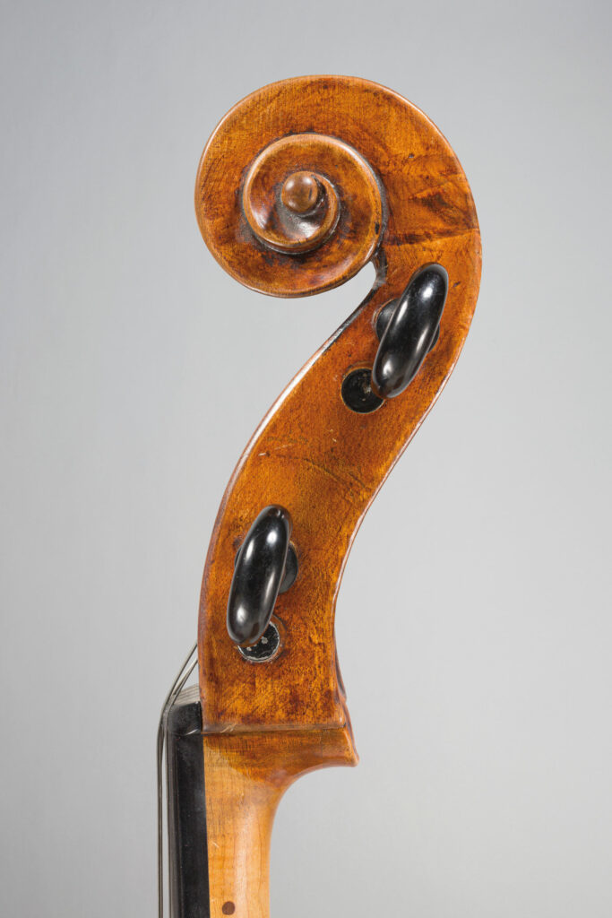 Rare et exceptionnel violoncelle de Lorenzo STORIONI Fait à Crémone en 1792 Instrument mis en vente par Vichy Enchères le 4 juin 2026 © Vichy Enchères/ Photo C. Darbelet