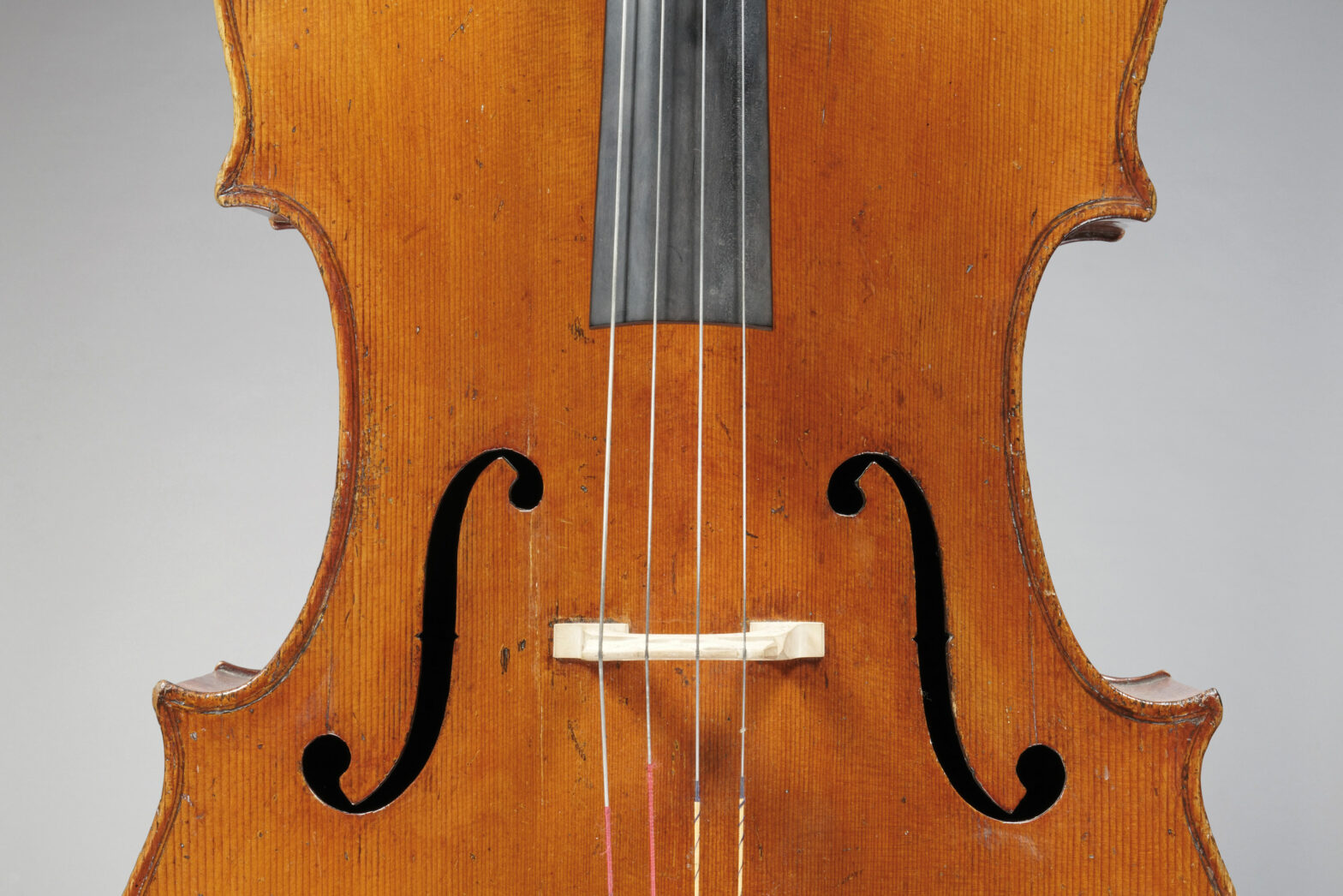 Violoncelle de Lorenzo STORIONI Fait à Crémone vers 1780 Instrument mis en vente par Vichy Enchères le 4 juin 2026 © Photo J. Marolle