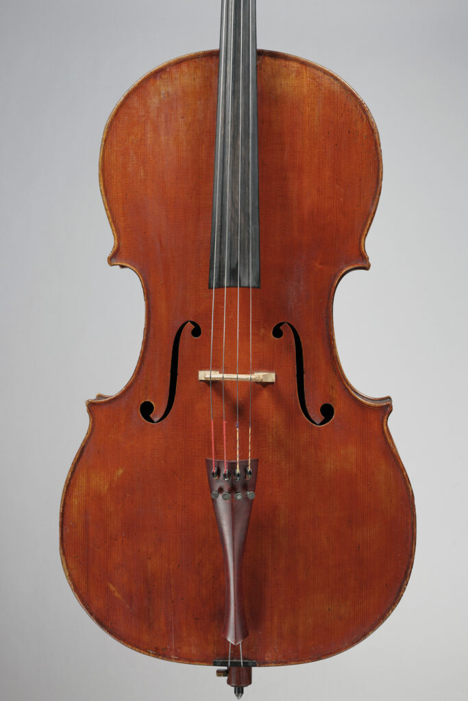 Intéressant et rare violoncelle de Francesco GUADAGNINI Fait à Turin en 1888 Instrument mis en vente par Vichy Enchères le 4 juin 2026 © Vichy Enchères/ Photo C. Darbelet