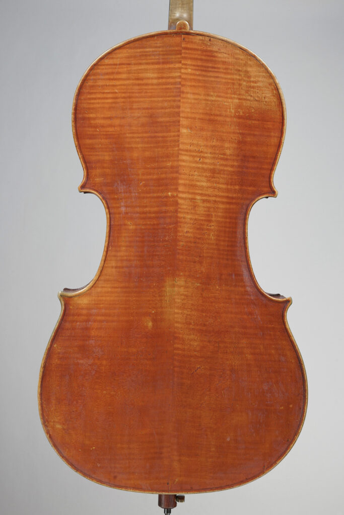 Intéressant et rare violoncelle de Francesco GUADAGNINI Fait à Turin en 1888 Instrument mis en vente par Vichy Enchères le 4 juin 2026 © Vichy Enchères/ Photo C. Darbelet
