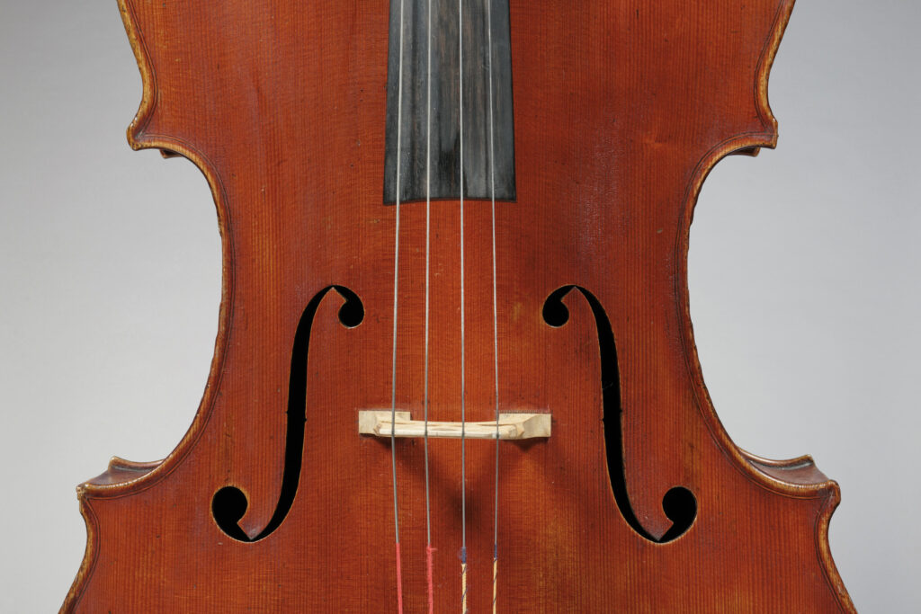Intéressant et rare violoncelle de Francesco GUADAGNINI Fait à Turin en 1888 Instrument mis en vente par Vichy Enchères le 4 juin 2026 © Vichy Enchères/ Photo C. Darbelet