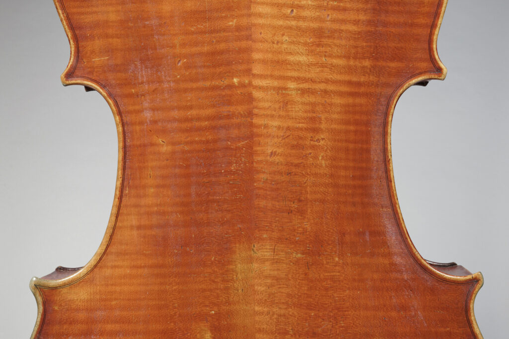 Intéressant et rare violoncelle de Francesco GUADAGNINI Fait à Turin en 1888 Instrument mis en vente par Vichy Enchères le 4 juin 2026 © Vichy Enchères/ Photo C. Darbelet