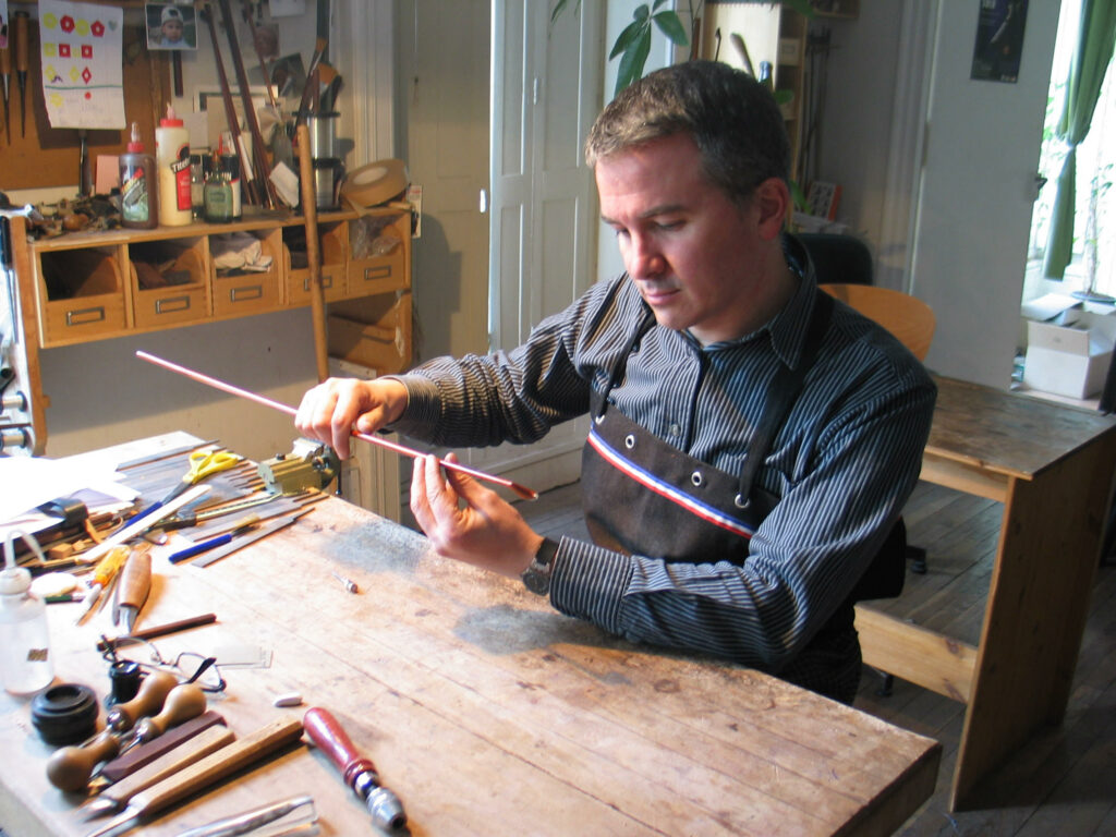 Sylvain Bigot, meilleur ouvrier de France, dans son atelier