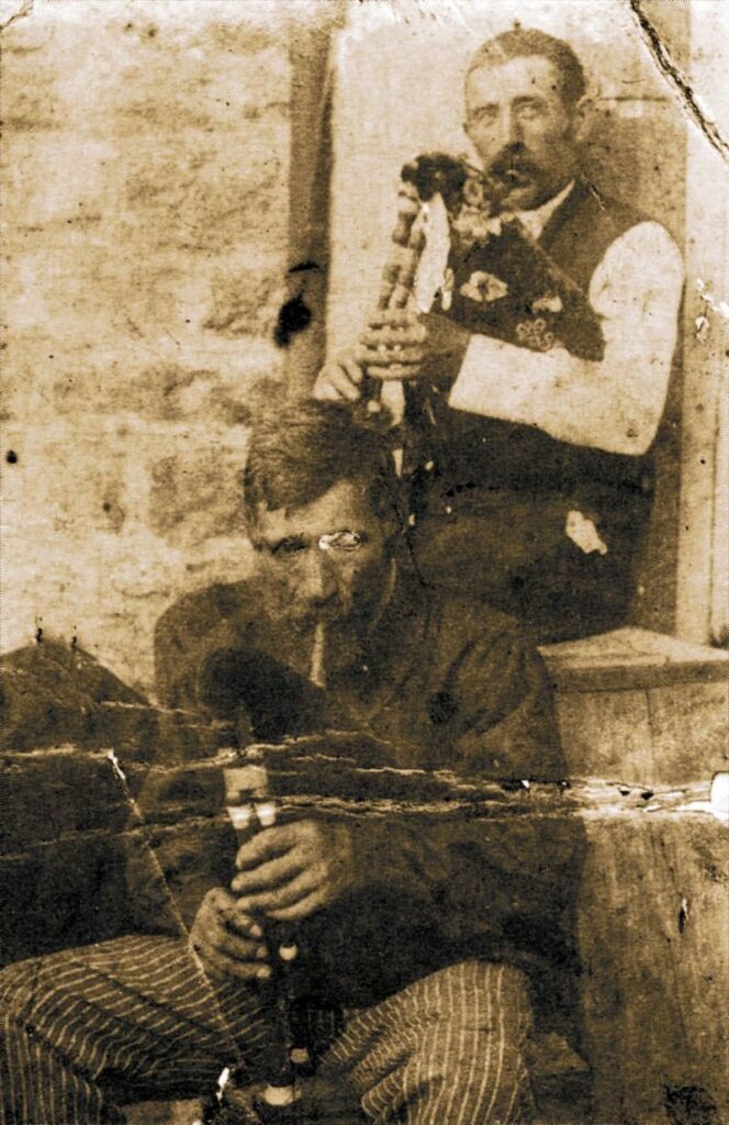 Jean-Pierre Privat et Joseph Villaret jouant de la cabrette à bouche en Aubrac, avant 1905. crédits photos Marcel Privat.