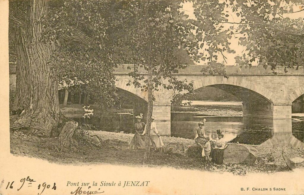 Jenzat, Belles élégantes près du Pont sur la Sioule 1904