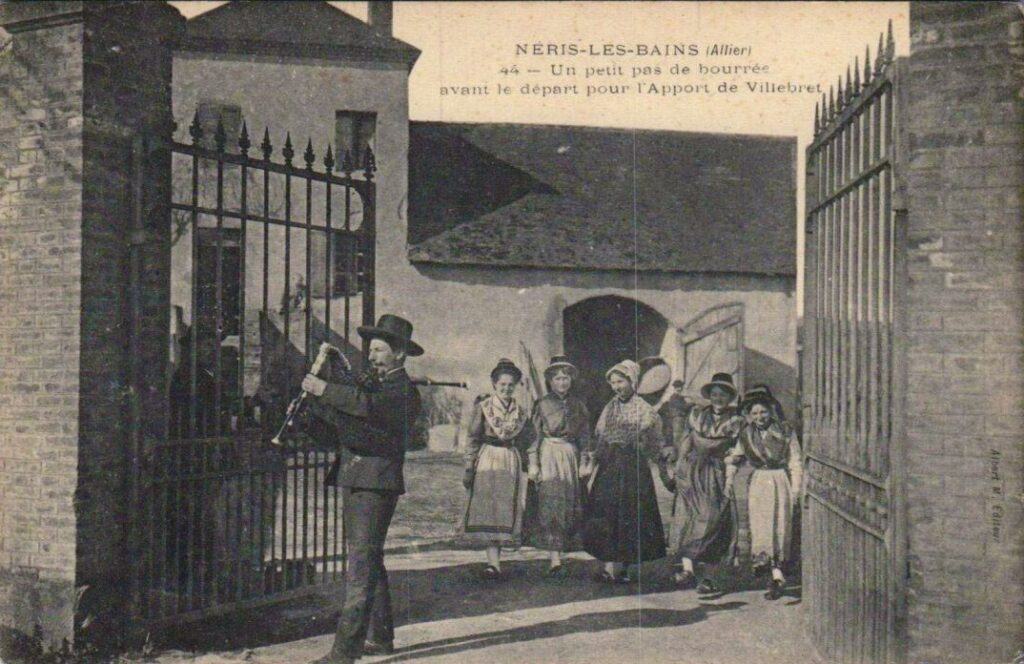 Néris-Les-Bains, Allier, Un petit pas de bourrée avant le départ pour l'Apport de Villebret, photo ancienne