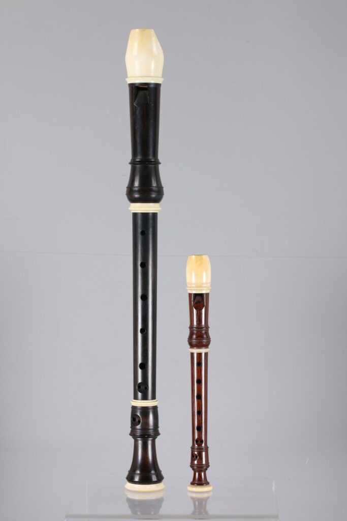 Lot de deux flûtes à bec, dont une flûte soprano en Fa de DOLMECHT et une flûte alto en Fa de Hans COOLSNA Instruments provenant de la collection de Jean-Claude Veilhan Instruments mis en vente par Vichy Enchères le 6 novembre 2026 © Vichy Enchères