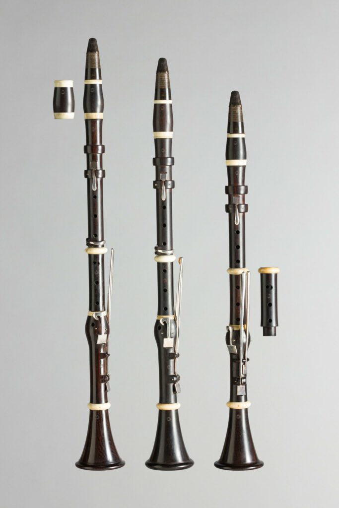 Trio de clarinettes Ut/SiB/La, de Andreas SCHONI Instruments provenant de la collection de Jean-Claude Veilhan Instruments mis en vente par Vichy Enchères le 7 novembre 2026 © Vichy Enchères/ Photo C. Darbelet