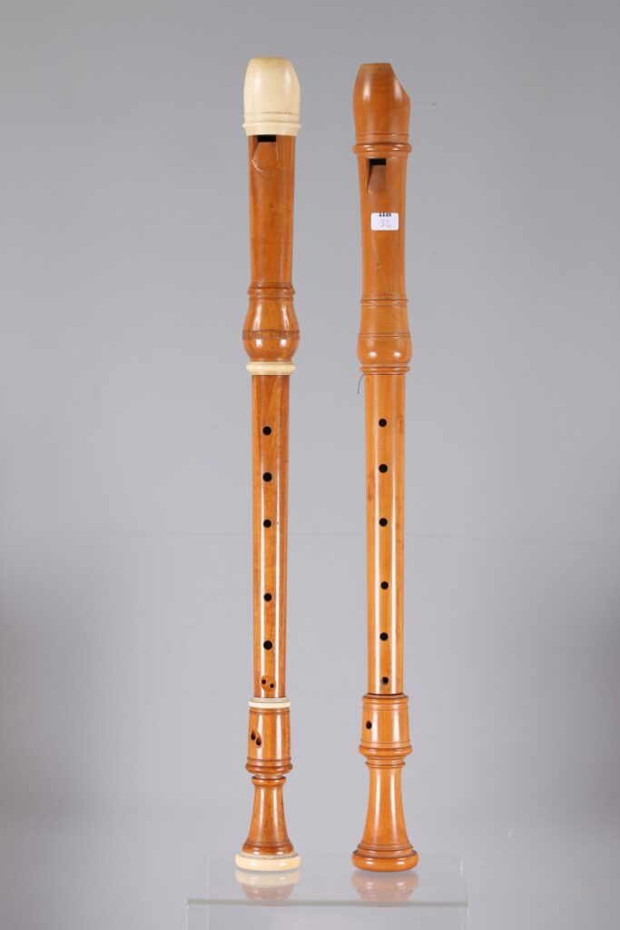 Deux flûtes à bec ténor, une DOLMETSCH et une estampillée SK Instruments provenant de la collection de Jean-Claude Veilhan Instruments mis en vente par Vichy Enchères le 7 novembre 2026 © Vichy Enchères